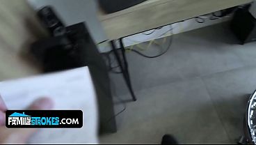 Gadis latin mungil godain bapak tiri pake tubuh mulusnya yang bikin ngiler.