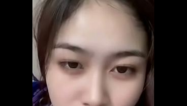 Cewek Indonesia live, goyangin tuh paha biar makin basah