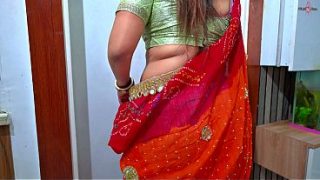Mbayar tagihan susu sama tukang susu, bhabhi desa India ngebayar pake ngewe keras di dapur dengan AUDIO HINDI.