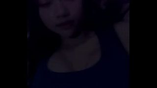 Gadis cantik dengan wajah manis bikin ngilu, bibir merah basah menggoda, siap digigit dan dijilat habis-habisan.