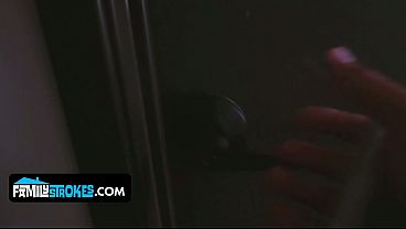 Montoknya kakak tiri Layla London biarin adik tiri ngegenjrang lubang sempitnya
