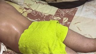 Mertua montok bantuin mantu, pijatan berubah jadi ajang panas.