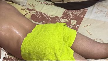 Mertua montok bantuin mantu, pijatan berubah jadi ajang panas.