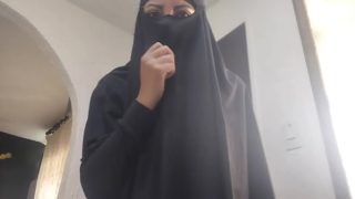 Arab ibu montok mainin memek sampe cipratan keluar pas orgasme kasar di webcam sambil pake niqab, hijab XXX