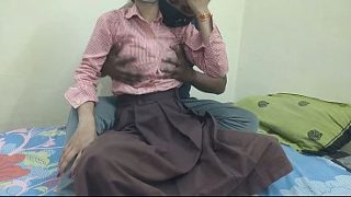 Cewek kuliahan India digebukin doi di kamar kos, crot di dalem