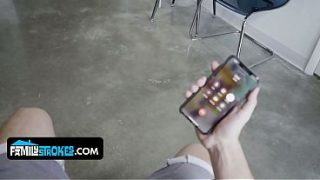 Brutal, si cewek gemuk berkulit sawo matang itu ngasih adik tiri yang horny ngerenggangin memek sempitnya.