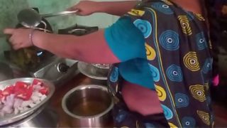 Ibu rumah tangga India nge-goreng nafsu sama pacar di dapur.