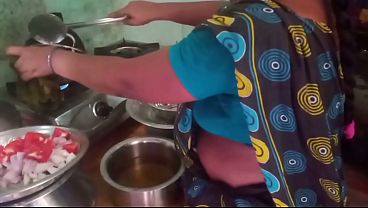 Ibu rumah tangga India nge-goreng nafsu sama pacar di dapur.