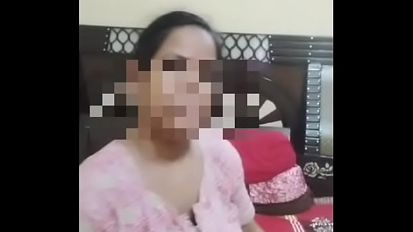 Desi bhabhi yang haus dan penuh gairah.