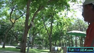 Cewek Thailand mungil digetarin di Tuk Tuk, abis itu digenjot sampe mampus
