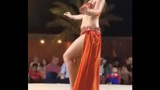 Tarian desi yang bikin bulu kuduk merinding, gerakannya bikin nagih dan panas.