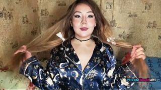 Gadis Rusia montok dengan paha besar mainin memek sempitnya pakai dildo di dalem.