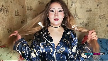 Gadis Rusia montok dengan paha besar mainin memek sempitnya pakai dildo di dalem.