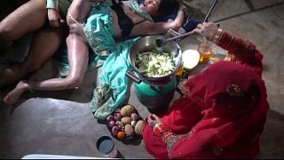 Ibu tiri dapur XXX, masakan India, ibu tiri desi dalam bahasa Hindi, ibu tiri desi yang bikin dapur makin panas dan basah.