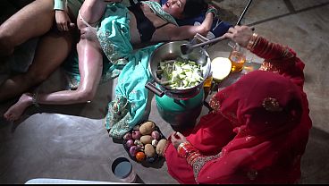 Ibu tiri dapur XXX, masakan India, ibu tiri desi dalam bahasa Hindi, ibu tiri desi yang bikin dapur makin panas dan basah.