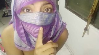 MILF hijab niqab Arab lagi colmek crot pancut basah di live cam bikin makin horny