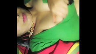 Desi aunty pamer tetek montok