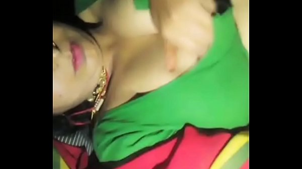 Desi aunty pamer tetek montok