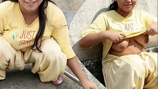 Janda muda montok digebukin suami di atap rumah, video bokep desa cewek India hot banget.