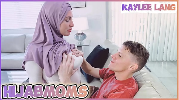 Istri orang yang licik dan haus nafsu, Kaylee Lang si ibu Arab penggoda.