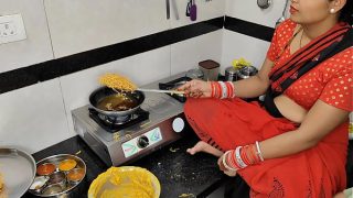 दिवाली पर कोमल नमकीन बना रही थी, तभी देवर ने भाभी को लेने का मन बना लिया