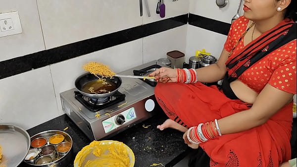 दिवाली पर कोमल नमकीन बना रही थी, तभी देवर ने भाभी को लेने का मन बना लिया