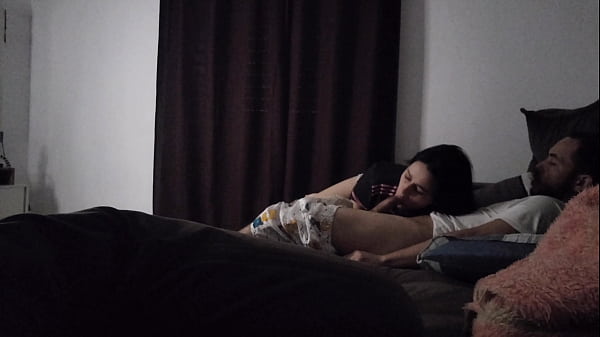 Tia gatal ngatur biar bisa rebahan di sofa sambil mainan sama ponakan.
