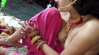 Malam pertama pasangan India, ngewe panas dengan suara Hindi yang jelas bikin makin greget.