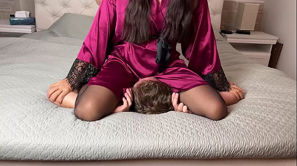 Muka digeprek kasar sambil ditampar, cewek Asia pake daster malem, mulut disumpel panty basah.