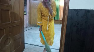 Pembantu malu-malu tapi toket gede ngentot bosnya, seru banget pake suara hindi