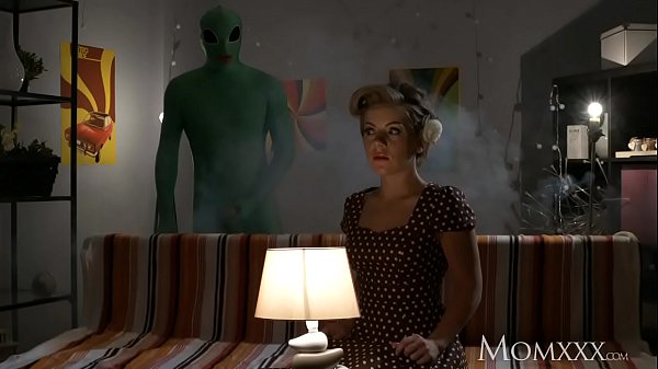Mama rumah tangga kesepian digarap dalam-dalam sama alien pas malem Halloween