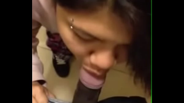 Desi cewek nikmatin ngewe mulut