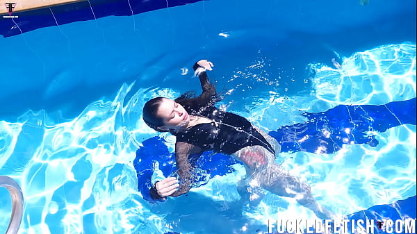 Jessica Bunny main kolam renang sambil telanjang basah kuyup, gerakan renangnya bikin ngilu.