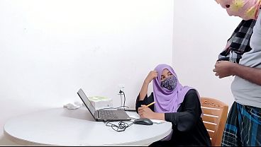 Bankir Hijab montok digebuk petani desa, desi chudai panas