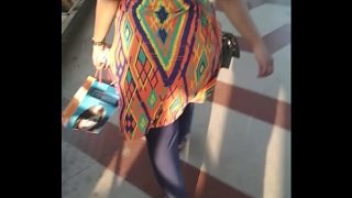 Induk ayam India besar goyang bokong gede jalan