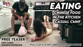 Makan Makanan China di Dapur, Tanpa Busana, Santai dan Menggoda