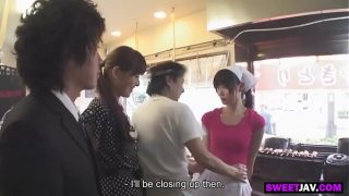 Restoran Jepang itu, pelayan ceweknya pake kimono tipis, bikin pengen gigit.