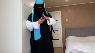 Istri Arab berhijab lagi bersih-bersih nemu mainan sex langsung melek dan ngacir nafsu