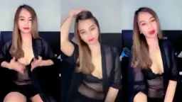 ABG montok remes-remes TT di live, bikin ngilu!