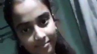 Cewek India ABG ngewe pertama kali sendirian, video hot bikin ngilu.