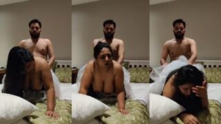 Ibu montok ngewe brutal gaya doggy, minta digojlok keras.