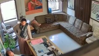 Kepala sekolah ngentot di dalam kabinnya sambil nikmatin pukimak panas di video bokep India viral
