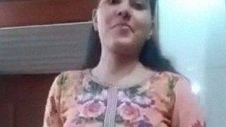 Pramugari Pakistan seksi buka baju sendirian