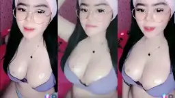 Sasa belahan dada montok basah bikin meleleh liurnya.