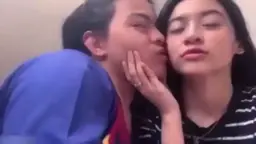 Sepasang bocah lagi nge-*fuck* di kosan, gak ada yang ganggu.