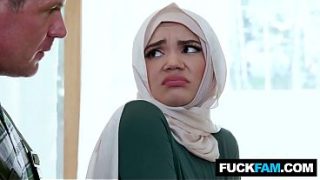 WTF, Pasangan Hijab Manis Ini Ngentot Pertama Kali Bareng Tukang Ledeng Naudi Nala & Jason Sarcinelli