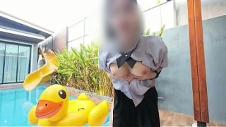 Nih, NiNewThai lagi ngewe di kolam villa, si sapi sexi bikin pengen ngentot, kontol gede tembus dalem sampe meraung minta ampun.