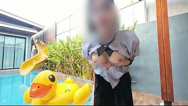 Nih, NiNewThai lagi ngewe di kolam villa, si sapi sexi bikin pengen ngentot, kontol gede tembus dalem sampe meraung minta ampun.