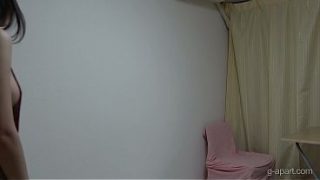 Mandi dan ganti baju, cewek Jepang cantik dengan payudara montok dan memek berbulu buka baju China, mandi lalu pakai lingerie seksi.