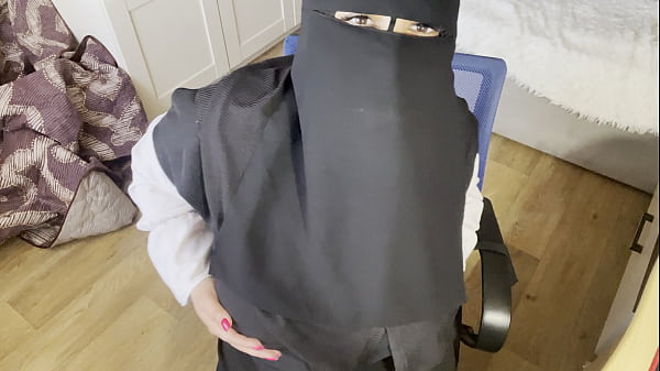 Wanita Turki bermata indah pakai hijab, mainin celana ketat sampai basah sendiri.